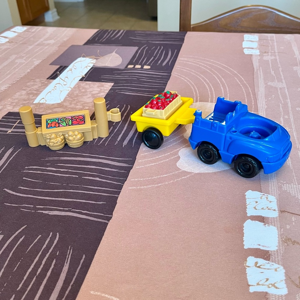 Vintage 2002 Fisher Price Little People Farmers Market 77715 Set